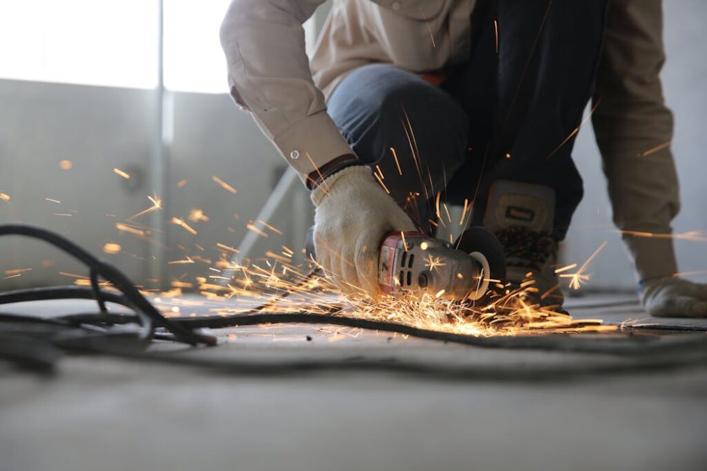 Construction worker operating saw to represent Canadian construction staffing trends 2025